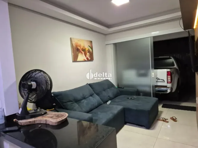 Casa residencial com 2 quartos disponível para venda no bairro Pacaembu em Uberlândia-MG.