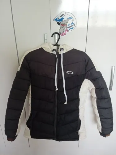 Vendo vobojaco da Oakley, preta e branca, tamanho P, capuz com zíper (consegue retirar)