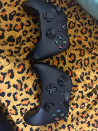 Vende - se duas manetes de Xbox com defeito
