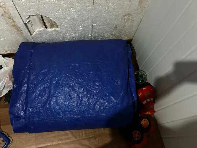 Lona azul com ilhós