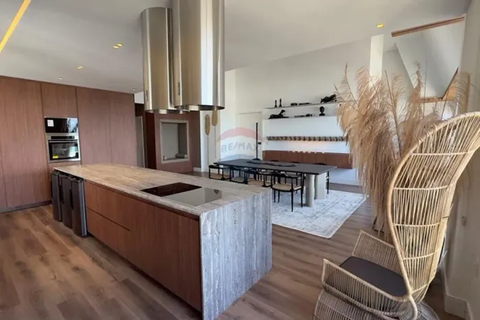 Cobertura Mobiliada Itapema: 230m², Pé-Direito de 6m, Vista para o Mar e Novo Píer