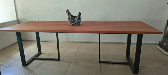 Mesa retangular 2,50 m, tampo em madeira maciça (cedro) e base de ferro.