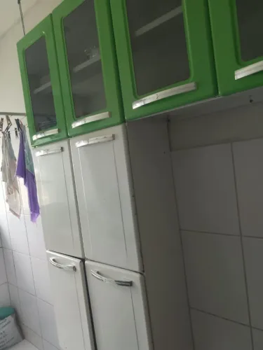 Doa-se armários de cozinha usados, com defeitos, para quem realmente precisa 