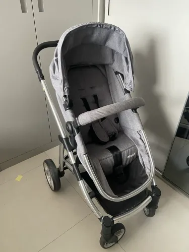 Carrinho de bebê com bebê conforto