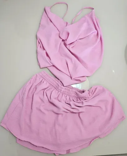 Vendo lindo conjunto shortsaia e blusa novo