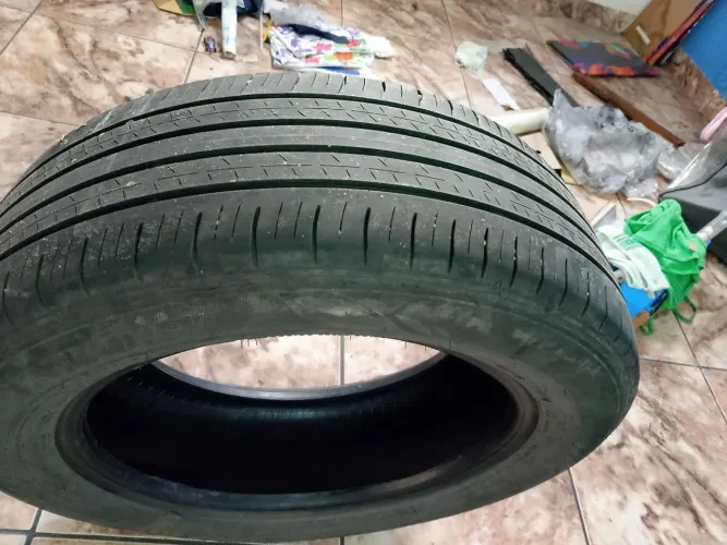 Pneu DUNLOP 215/60/17 <br>215/60/17. 96H<br><br>Valor 180,00<br>Obs. Pneu com pequena vulcanização.