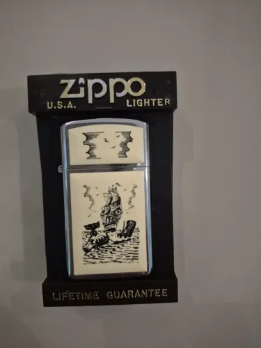 Isqueiro Zippo Scrimshaw Vintage - Navio e Baleia (Com Caixa Expositora Original)