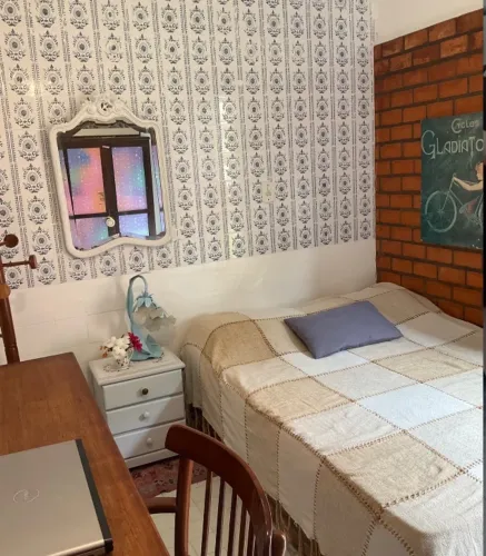 Alugo quarto amplo p moças em casa no Portinho