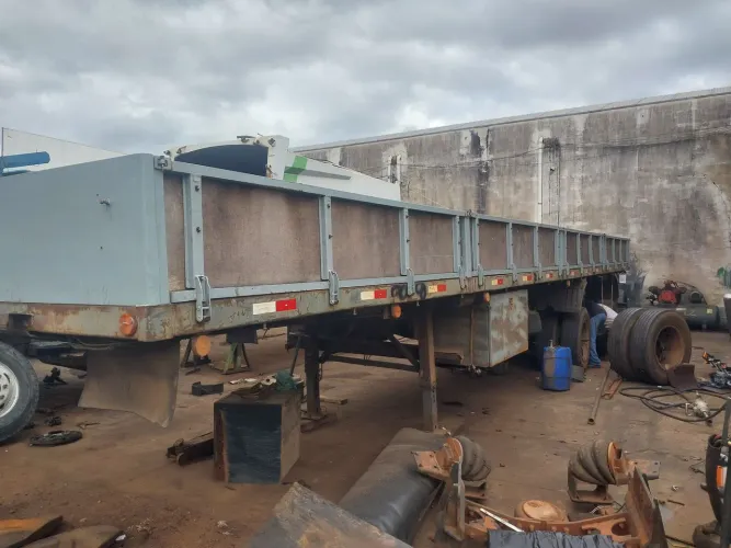 Vende-se carreta grade baixa assoalho de chapa