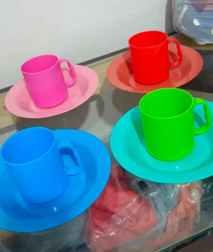 Kit de copos e pratos infantis de plástico novos