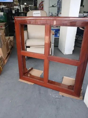 Mesa de centro em mogno com vidro bisotê  R$ 650,00