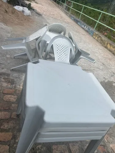 Jogo de mesas e cadeiras 