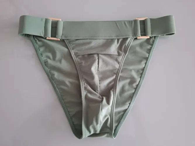 Sunga Tanga Cavada Verde Militar com detalhes em metal dourado M Nunca Usada