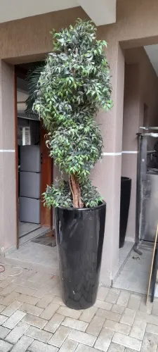 Árvore artificial com vaso cônico alto fibra de vidro preto. 2,35m altura total