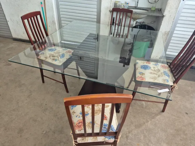Vendo mesa de jantar, luxuosa com tampa de vidro!!