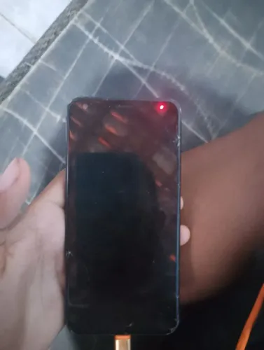 LG Q7+ 64 gigas em ótimo estado apenas com uns trincos é sem o botão de ligar 