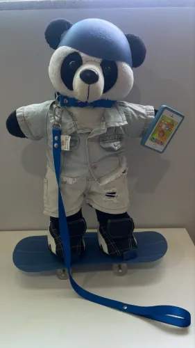 Urso panda de pelúcia da Criamigos com vários acessórios