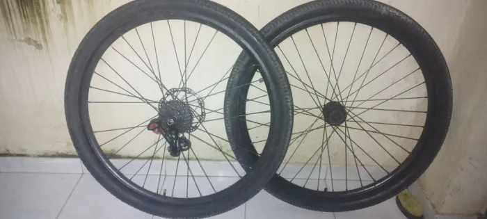 Kit de pneu com câmara de ar e alho falta quatro raios acompanham o kit de raio disco