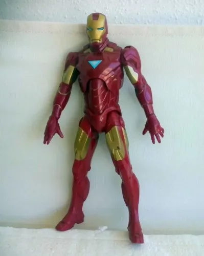 Homem de Ferro Iron Man com cerca de 20 cm de altura - Hasbro