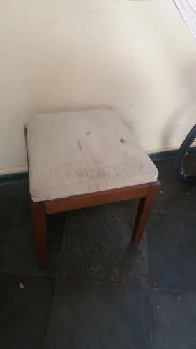 Banqueta de madeira revestimento tecido