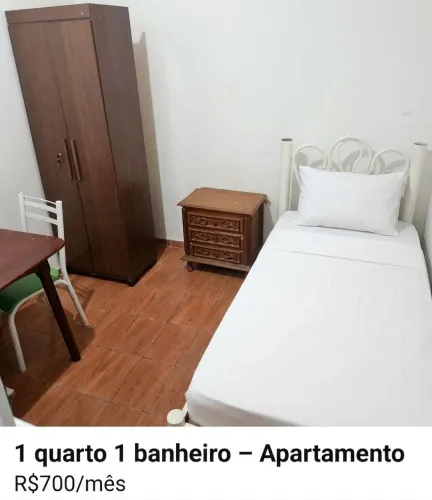 Quarto com entrada independente e banheiro individual.