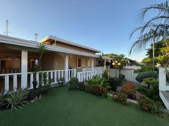 Casa plana, alpendre com vista panorâmica e jardim,  área gourmet, churrasqueira e fogão a