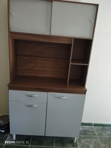 Armário multiuso bem conservado entrego