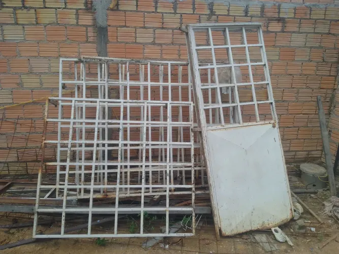 Vende se essas grades uma porta usada