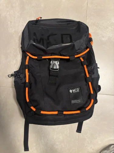 Mochila grande e espaçosa MCD