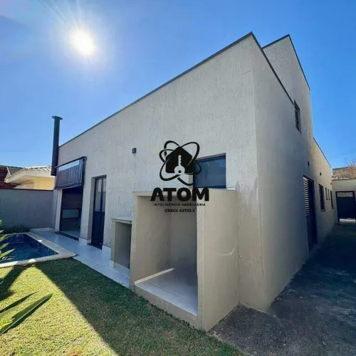 Casa térrea com piscina disponível para venda em Condomínio.