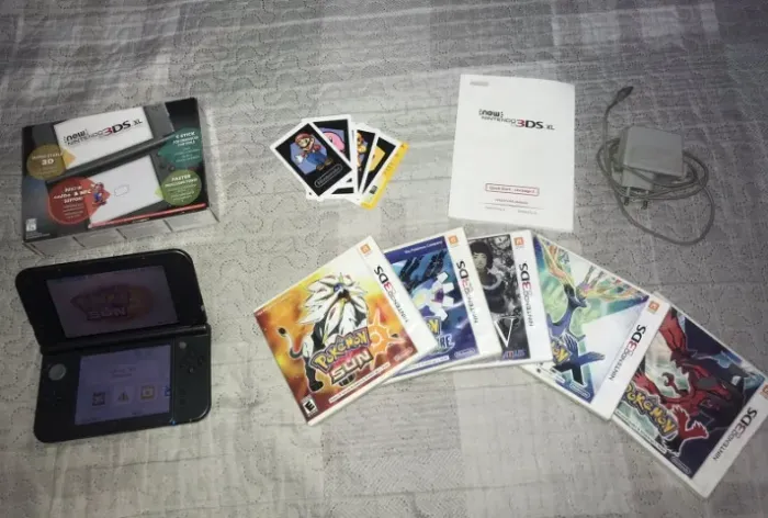 new nintendo 3ds xl +carregador + 5 jogos+ caixa e cards tudo original (excelente estado)