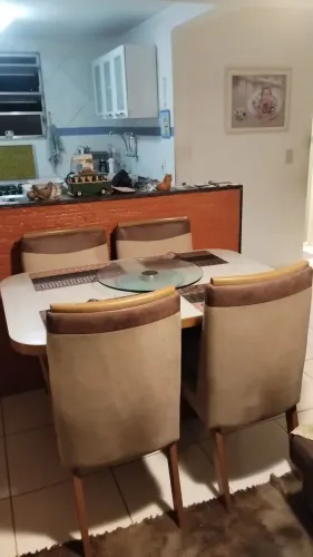 Mesa de jantar com tampo de vidro e 4 cadeiras seminova