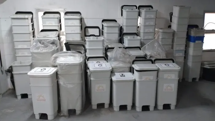 Lixeiras com Pedal 100ltrs brancas 164 unidades disponíveis, aceitamos proposta pelo lote 