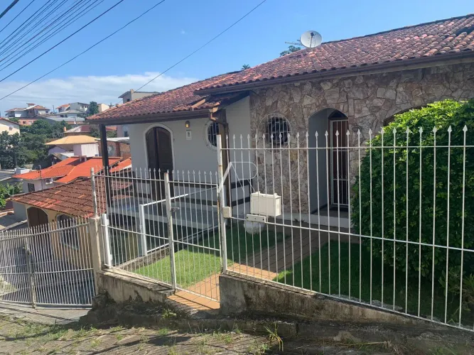 Excelente casa em Coqueiros com Churrasqueira