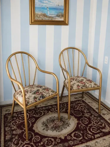 Oportunidade!! PAR DE POLTRONAS CLASSICAS