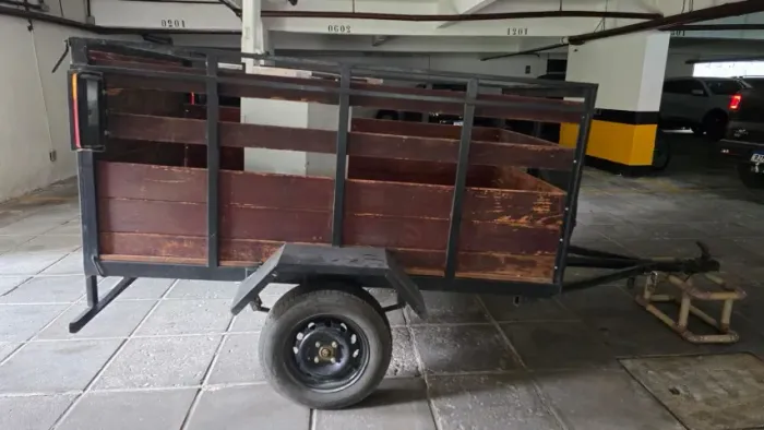 CARRETINHA (REBOQUE) DE 1 EIXO FABRICADA EM FERRO REFORÇADO E MADEIRA