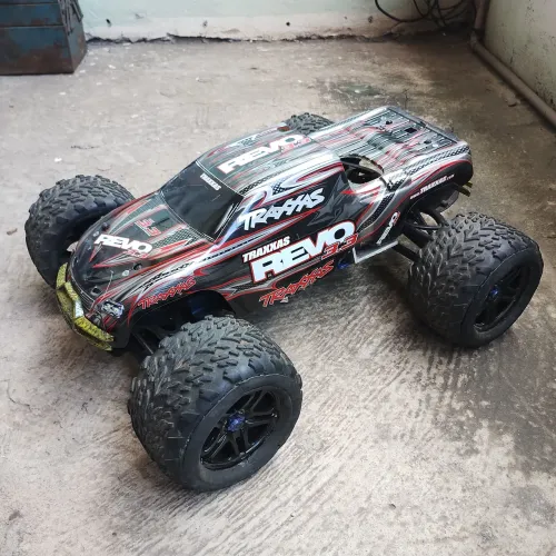 Automodelo traxxas Revo convertido elétrica