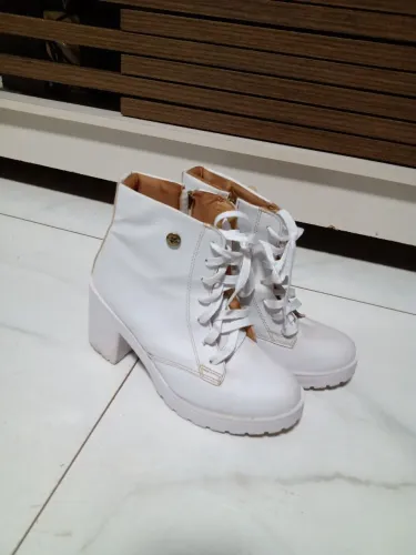 Bota/ coturno branco tamanho 36
