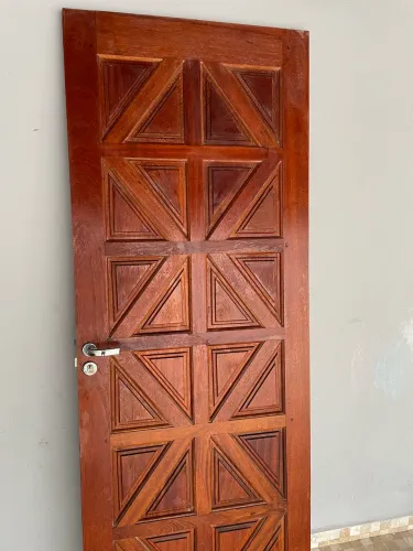 Porta de madeira maciça