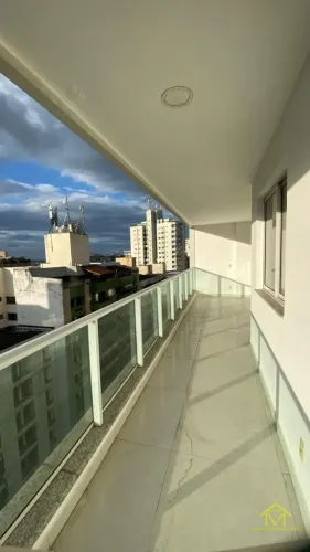 Um grande lançamento de frente para o mar da praia da costa. Cód: 15176 R