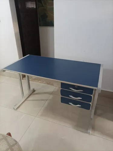 Mesa de escritório Azul. Tamanho: Comprimento 1,20. Largura: 63cm. Altura: 74cm.