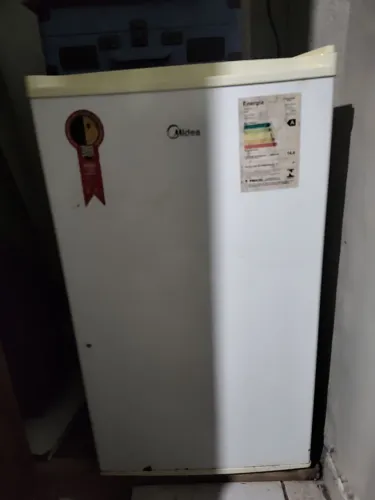 Vendo fribogar Midea 83 litros pra pegar e levar!