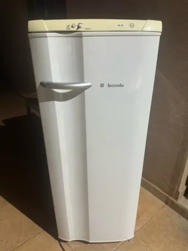 Geladeira Electrolux RE28 degelo 
