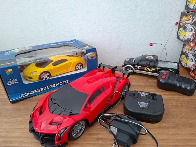 Carrinhos controle remoto com 3 unidades