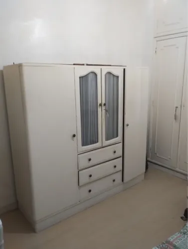 Guarda-roupa Antigo de Madeira Maciça - 4 Portas e 3 Gavetas
