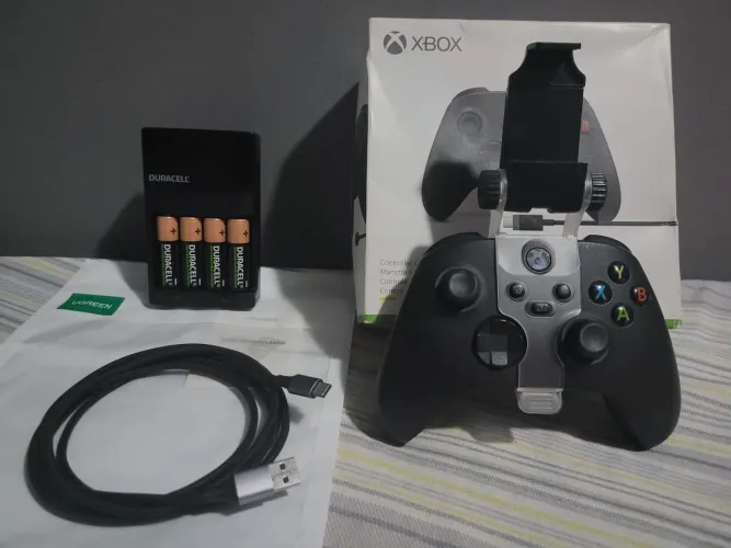 Kit Controle Xbox Series + Cabo USB-C + Carregador com pilhas + Suporte para Smartphone