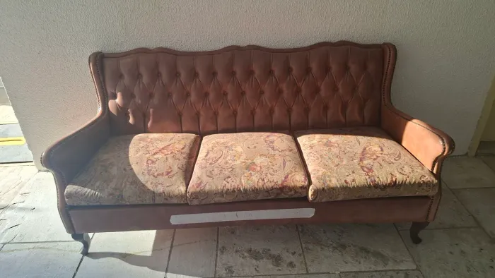Sofá Antigo de Couro