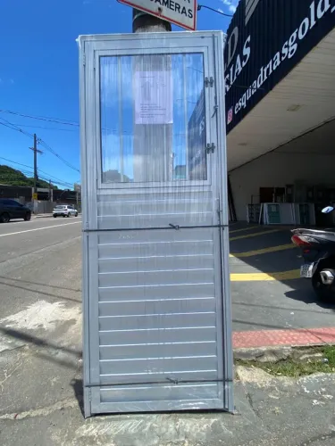 PORTA DE ALÚMINIO BRANCO COM JANELINHA E GRADE - OFERTA IMPERDIVEL