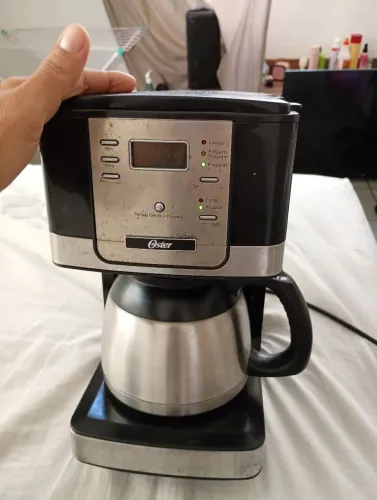 Vendo uma cama de solteiro box  e um celular Samsung  e uma tv 50 polegada e uma cafeteira