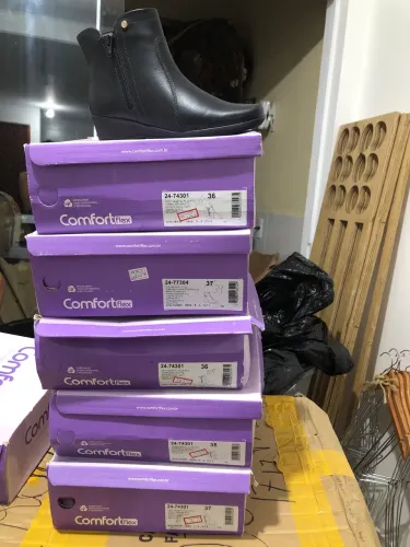 Vendo lote de caixa fechada de botas